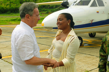 La Alcaldesa de Providencia, Janet Antonia Archbold, saluda al Presidente Álvaro Uribe Vélez a su arribo este sábado en la mañana al Aeropuerto El Embrujo, de la isla, donde el Jefe de Estado hizo una reunión con la comunidad para revisar el avance de los programas que adelanta allí el Gobierno Nacional. 