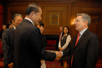 El Presidente Álvaro Uribe Vélez saluda al Congresista de la Asamblea Nacional de Corea del Sur, Lee Sang Deuk, con quien se reunió este martes en el Salón Protocolario de la Casa de Nariño, para tratar temas de las relaciones bilaterales de Colombia y el país asiático. 