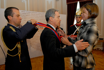  El Presidente Álvaro Uribe Vélez durante la ceremonia de entrega del Premio ‘Revel Líderes 2020’, este viernes en la Casa de Nariño, acto en el cual el Mandatario se refirió a los beneficios del Tratado de Libre Comercio (TLC) suscrito entre Colombia y la Unión Europea.