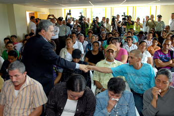 En la sede de Ingeominas en Amagá, Antioquia, el Presidente Álvaro Uribe Vélez se reunió este sábado con los familiares de los mineros muertos y desaparecidos como consecuencia de la explosión registrada esta semana en un socavón de la mina de carbón San Fernando.