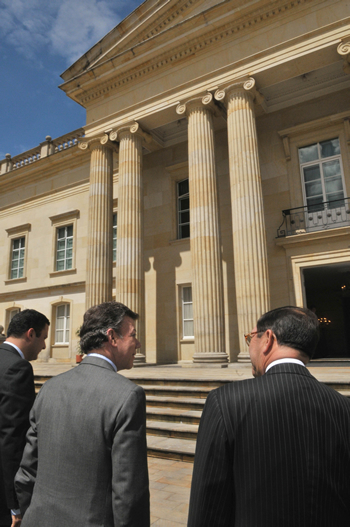 El Presidente electo, Juan Manuel Santos, llegó hoy a la Casa de Nariño para sostener un encuentro con el Presidente Álvaro Uribe Vélez. El nuevo Mandatario ingresó por la Plaza de Armas de la sede presidencial.