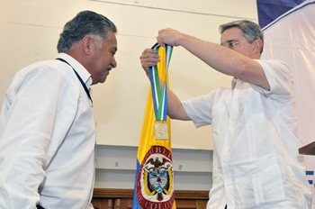 El Presidente de la República, Álvaro Uribe Vélez, le hizo entrega este martes al ex director de la Policía Nacional, general (r) Jorge Daniel Castro Castro, de la Medalla al Mérito 'Libardo López Gómez', que minutos antes le impuso al Mandatario la Asamblea Departamental de Córdoba.