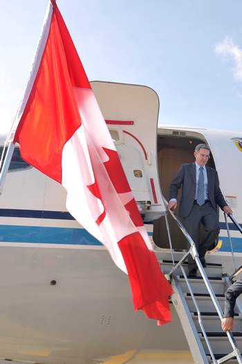 Instante en que el Presidente Álvaro Uribe Vélez desciende del avión de la Fuerza Aérea Colombiana, en el Aeropuerto Norman Pearson, de Toronto (Canadá), a donde llegó hoy para participar, mañana viernes, en la Cumbre de países del G8.  El Mandatario fue invitado por el Primer Ministro de ese país, Sthepen Harper, al encuentro de las naciones consideradas como las potencias del mundo, para exponer el exitoso caso colombiano. 