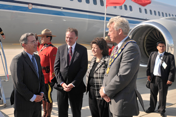 A su llegada al Aeropuerto Internacional Norman Pearson de Toronto, en Canadá, el Presidente Álvaro Uribe Vélez fue recibido por el señor David Miller, Alcalde de esta ciudad. Mañana, viernes, el Mandatario participará en la Cumbre de países del G8.