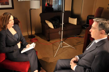 El Presidente Álvaro Uribe Vélez, durante la entrevista que concedió este viernes a la periodista Amanda Lang, de la cadena CBC News Network, de Canadá. El Mandatario fue invitado por el Gobierno de ese país a participar en la Cumbre del G8.