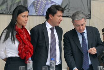 El Presidente Álvaro Uribe Vélez, acompañado por el Ministro de Ambiente, Vivienda y Desarrollo Territorial, Carlos Costa Posada, y la Viceministra de Agua y Saneamiento, Leyla Rojas, durante la visita de agradecimiento del Mandatario a esa cartera, que se efectuó este martes en Bogotá.