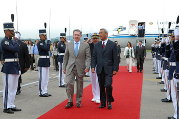 A su llegada al Aeropuerto de Tocumen, de la Ciudad de Panamá, el Presidente Álvaro Uribe Vélez recibió este miércoles honores militares. El Jefe de Estado participó en la Cumbre del Sistema de la Integración Centroamericana (Sica) y sostuvo encuentros con varios mandatarios asistentes a la reunión.