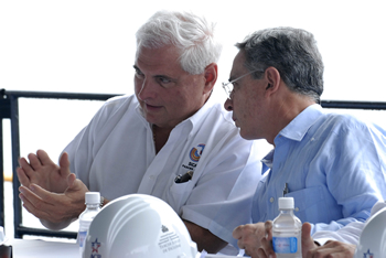 El Presidente Álvaro Uribe Vélez dialoga con su homólogo de Panamá, Ricardo Martinelli, durante la visita que hicieron este miércoles los mandatarios a la zona del Canal de Panamá, donde se realizan grandes obras de ampliación de la vía interoceánica.