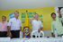 El Presidente Álvaro Uribe Vélez y el Alcalde de Barranquilla, Alejandro Char, saludan a los representantes de los gremios de la salud en Barranquilla que asistieron este martes a la presentación de los resultados del plan piloto de nivelación de los beneficios del Régimen Subsidiado y Contributivo en el departamento del Atlántico.
