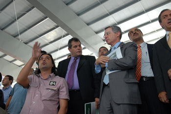 El Ingeniero  Alejandro Osaval Arango explicó al Presidente Álvaro Uribe Vélez el funcionamiento del sistema de ventilación del Coliseo Parque Deportivo y Recreativo Ditaires, con base en corrientes de aire. El ingeniero resaltó que este mecanismo ayuda a reducir el gasto en energía. 