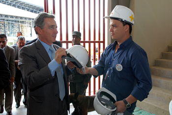 El Presidente Álvaro Uribe Vélez pasó revista este jueves a los escenarios deportivos de la subsede de Rionegro, para los Juegos Suramericanos Medellín 2010, que comienzan el próximo 19 de marzo. En la foto un trabajador le hace entrega del casco para el recorrido.