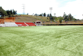 La cancha de fútbol de grama sintética de Rionegro es otro de los escenarios listos para los Juegos Suramericanos 2010, que se realizarán en Antioquia entre el 19 y 30 de marzo próximos. Los campos deportivos fueron recorridos este jueves por el Presidente Álvaro Uribe y las autoridades regionales. 