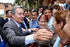 Trabajadores de la Universidad Eafit de Medellín saludan al Presidente Álvaro Uribe Vélez a su llegada a esta institución educativa, en donde este viernes encabezó un foro sobre empleo en el que participaron docentes y alumnos.