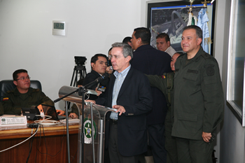 “La democracia permite un encuentro superior del ser humano con la libertad y un encuentro profundo del ser humano con la conciencia”. Esto dijo el Presidente Álvaro Uribe, este domingo de elecciones, desde la Dirección de la Policía en Bogotá.