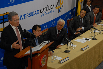 En un conversatorio con directivos y estudiantes de la Universidad Católica de Colombia, en Bogotá, el Presidente Álvaro Uribe Vélez destacó este miércoles el proceso electoral del pasado domingo y dijo que “es una prueba adicional de nuestro compromiso con la  seguridad”.