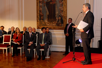 El Presidente Álvaro Uribe Vélez destacó el esfuerzo del Canal History Chanel para producir un especial televisivo sobre los 200 años de la Independencia, así como la composición del Himno del Bicentenario, cuya presentación se realizó este miércoles en la Casa de Nariño.