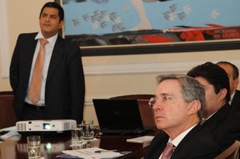El Presidente Álvaro Uribe Vélez observa con atención una de las presentaciones que le mostró el Alcalde de Cali, Jorge Iván Ospina Gómez, durante la reunión que tuvieron este miércoles en el salón Obregón, de la Casa de Nariño.