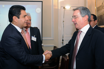El Presidente Álvaro Uribe Vélez saluda al Alcalde de Cali, Jorge Iván Ospina Gómez, al inicio de la reunión que tuvieron este miércoles en la Casa de Nariño. Observa el Director de Coldeportes, Everth Bustamante García.