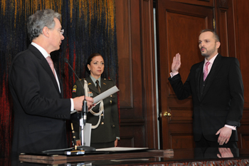 El Presidente Álvaro Uribe Vélez toma el juramento de nacionalidad al cantautor español Miguel Bosé Dominguín, durante la ceremonia que se realizó este miércoles la Casa de Nariño.