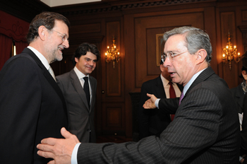 El Presidente de la República, Álvaro Uribe Vélez, le da la bienvenida al Presidente del Partido Popular de España, Mariano Rajoy, con quien se reunió este viernes en el salón Protocolario de la Casa de Nariño.