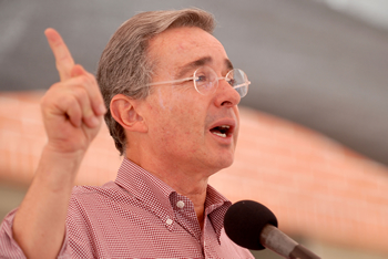 El Presidente Álvaro Uribe Vélez pidió este sábado a los altos oficiales que comandan la llamada Operación del Sur, en el departamento del Tolima, producir mejores resultados en lo que resta del Gobierno. “Ese bandido de ‘Alfonso Cano’ creyó que se podía quedar ahí toda la vida, secuestrando a los tolimenses y mandando a que los asesinaran. Nos quedan 139 días y 139 noches, apreciados generales. Breguemos a dar con él”, solicitó el Mandatario. 