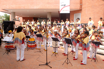Al iniciar el Consejo Comunal de Gobierno número 277, que se realizó este sábado en el Colegio Augusto E. Medina de Ibagué, la Orquesta Sinfónica Infantil de Santa Cecilia  interpretó los himnos que le dieron apertura oficial a la jornada.