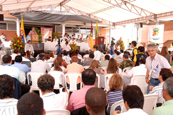 Más de mil asistentes, entre comunidad y autoridades nacionales y regionales, se reunieron este sábado con el Presidente Álvaro Uribe Vélez, durante el Consejo Comunal de Gobierno número 277 que  realizó en el Colegio Augusto E. Medina de la ciudad de Ibagué (Tolima).