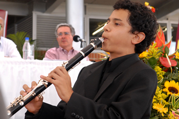 El bambuco fiestero ‘San Pedro en El Espinal’  fue la pieza que ejecutó el joven clarinetista Santiago Oviedo Reina, durante el Consejo Comunal de Gobierno número 277  que se realizó este sábado en el Colegio Augusto E. Medina de Ibagué. 