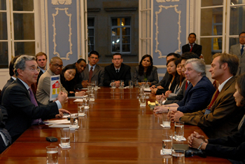 Un grupo de 35 estudiantes de negocios de Cornell University fue recibido este martes en la Casa de Nariño por el Presidente Álvaro Uribe Vélez, quien les explicó los pilares de la política de su administración, basada en la confianza.