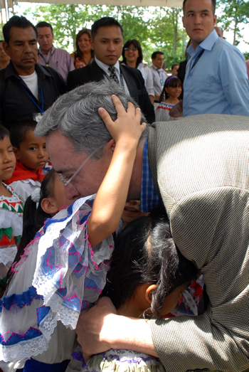 Los niños del Centro de Atención Integral a la Familia de Comfacauca, quienes interpretaron el Himno Nacional para dar inicio al Consejo Comunal de Gobierno que se cumplió en Popayán, le dieron una cálida bienvenida este sábado al Presidente Álvaro Uribe Vélez.