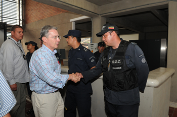 El Presidente Álvaro Uribe Vélez realizó este martes un recorrido por el Establecimiento Penitenciario y Carcelario de Mediana Seguridad y Reclusión de Mujeres de Cúcuta, ubicado en el sector de El Salado, en la capital de Norte de Santander. A su llegada, el Mandatario saluda a los guardianes del Instituto Nacional Penitenciario y Carcelario (Inpec). 