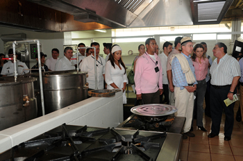 El Ministro del Interior y de Justicia, Fabio Valencia Cossio, le explica al Presidente Álvaro Uribe Vélez cómo funciona la cocina o ‘rancho’ de la nueva cárcel de Yopal, Casanare, en la cual se preparan los alimentos para cerca de 500 internos.