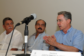 El Presidente Álvaro Uribe Vélez dialogó este miércoles con el Presidente del Congreso, Javier Cáceres, y con el Gobernador encargado de Bolívar, Jorge Mendoza Diago, durante el lanzamiento del Plan Piloto de Salud de Cartagena, que se realizó en el Centro de Convenciones del Hotel Las Américas Global Resort.