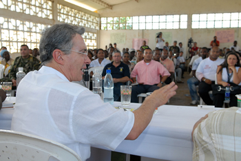 El Presidente Álvaro Uribe Vélez anunció que el Gobierno Nacional realizará un gran esfuerzo para ayudar a la recuperación de las viviendas del municipio de Riosucio (Chocó), que resultaron afectadas tras el incendio ocurrido el pasado primero de mayo. El Mandatario visitó este martes la localidad.
