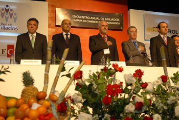 El Presidente Álvaro Uribe Vélez en los actos protocolarios durante el encuentro de afiliados a la Cámara de Comercio de Bucaramanga. Lo acompañan (izq.-der.) el Alcalde de Bucaramanga, Fernando Vargas; el Gobernador de Santander, Horacio Serpa;  el Presidente de la Junta Directiva de la Cámara de Comercio, Alfredo Acevedo y el Presidente Ejecutivo de la entidad, Juan Camilo Montoya.