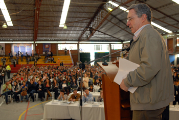 ‘¡Qué mamás tan bellas las mamás de Colombia! Cuando veo estas mamás de Bosa, la muestra de las mamás de mi Patria, tan hermosas, integralmente bellas; las felicitamos y las queremos muchísimo”, expresó este domingo el Presidente Álvaro Uribe Vélez durante el Consejo Comunal número 287, celebrado en esa localidad del suroccidente de Bogotá durante el Día de la Madre.