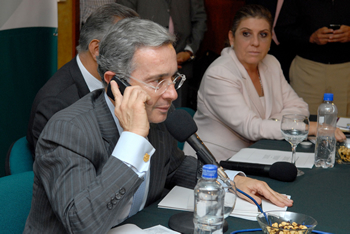 El Presidente Álvaro Uribe Vélez se comunicó este martes, vía telefónica, desde la ciudad de Armenia, con su homólogo de Ecuador, Rafael Correa, para agradecerle la visita que realizó al Buque ‘Escuela Gloria’ de la Armada Nacional de Colombia, que se encuentra en la ciudad de Guayaquil. 