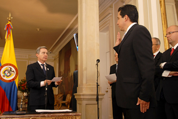 Ante el Presidente Álvaro Uribe Vélez  se posesionó este jueves como nuevo miembro de la Comisión Nacional de Televisión el ingeniero Mauricio Samudio Lizcano, en representación de los canales regionales de televisión. El acto se llevó a cabo en la Casa de Nariño.