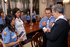 El Presidente Álvaro Uribe Vélez observa el manual de los scouts, que recibió este jueves de manos de líderes del movimiento, junto a la pañoleta que los identifica a nivel mundial, durante una visita que realizaron a la Casa de Nariño.