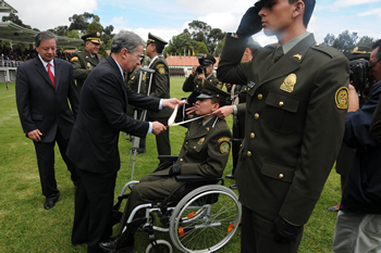 El patrullero Alex Portilla, herido en combate, fue uno de los héroes de la Policía condecorados por el Presidente Álvaro Uribe Vélez. La ceremonia se realizó este viernes en la Escuela de Cadetes ‘General Santander’ en Bogotá.