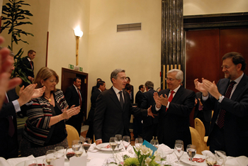 Tras recibir el premio 'El mejor dirigente político de la década en Iberoamérica', el Presidente Álvaro Uribe Vélez es aplaudido por los asistentes a la ceremonia, entre ellos el Presidente del Partido Popular español, Mariano Rajoy, y el Presidente del Grupo Intereconomía, Julio Ariza.