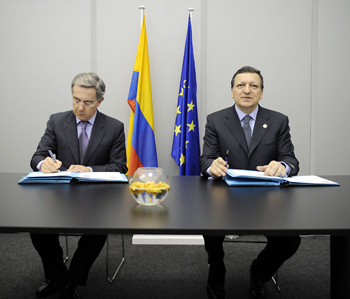 El Presidente Álvaro Uribe Vélez y el Presidente de la Comisión Europea, José Manuel Durao Barroso, suscribieron este miércoles el Acuerdo Comercial entre Colombia y la Unión Europea, durante un acto especial que se cumplió en Madrid (España), al cierre de la VI Cumbre Unión Europea-América Latina y el Caribe.