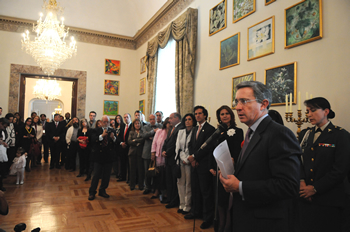 El Presidente Álvaro Uribe Vélez durante la inauguración este miércoles del Salón de la Biodiversidad, en la sede de la Embajada de Colombia en Madrid (España), con la asistencia de los funcionarios de la misión diplomática.