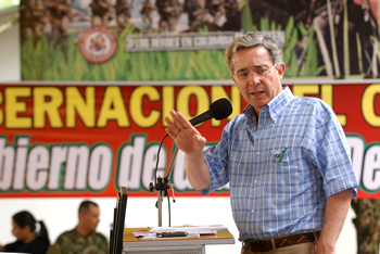 El Presidente Álvaro Uribe Vélez expresó este sábado su preocupación por las inundaciones en el Caquetá y les anunció a los habitantes del departamento acciones gubernamentales “para “ayudar a nuestros compatriotas afectados por esta inundación”. El Mandatario pidió priorizar la atención a la emergencia.  