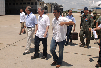 El Presidente Álvaro Uribe Vélez viajó este domingo a Barranquilla, donde se reunió con el Alcalde, Alejandro Char, y el Gobernador del Atlántico, Eduardo Verano de la Rosa, para dirigirse al Consejo Comunal de Balance de Gobierno 2002-2010, que se centró en los avances en protección social.