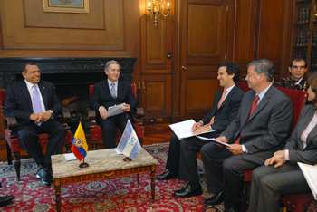 El Presidente de la República, Álvaro Uribe Vélez, se reunió este lunes con su homólogo de Honduras, Porfirio Lobo, en el Salón Protocolario de la Casa de Nariño. Los acompañaron el Canciller Jaime Bermúdez, y el Ministro de Defensa, Gabriel Silva.