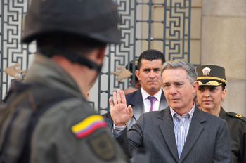 El Presidente Álvaro Uribe Vélez a su llegada al puesto de votación número 58, en el Capitolio Nacional, donde depositó este domingo su sufragio al inicio de la jornada electoral.