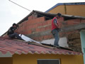 La mano de obra para reconstruir las viviendas afectadas por el sismo en la zona oriente de Cundinamarca, la constituyen los propios habitantes de los municipios afectados, como se observa en esta imagen. Foto: Jovanny Lizarazo 