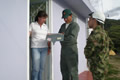 Funcionarios del Sena y miembros del Ejército Nacional entrevistan a la gente beneficiada con la reparación de los daños menores de sus viviendas, con el objeto de verificar el nivel de satisfacción de los servicios del banco de materiales constituido en la región, luego del temblor del 24 de mayo. Foto: Jovanny Lizarazo