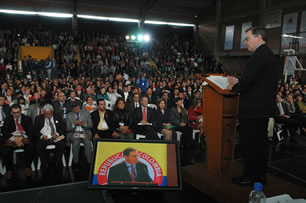 El presidente Álvaro Uribe Vélez durante su intervención en el nacimiento de la Banca de las Oportunidades, que se realizó en el Coliseo El Tunal, en donde se entregaron los primeros 1400 microcréditos para colombianos emprendedores.  Foto: Cesar Carrión Ayala - SNE